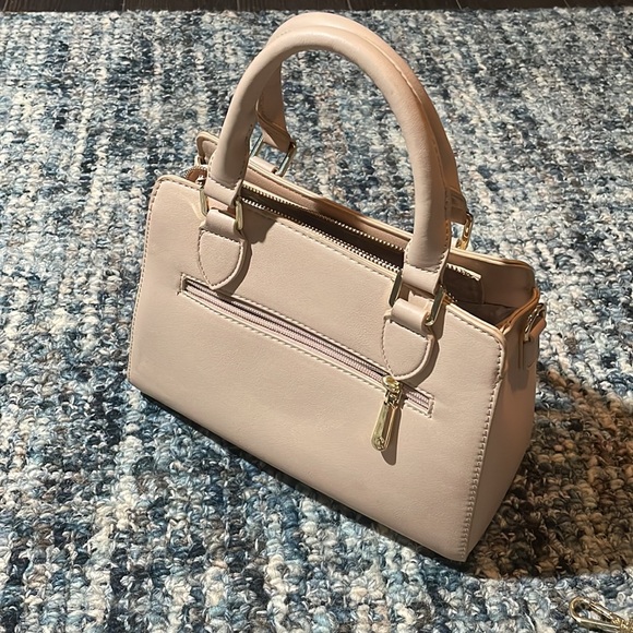 Light pink handbag, leather with gold details, with strap - Picture 2 of 4